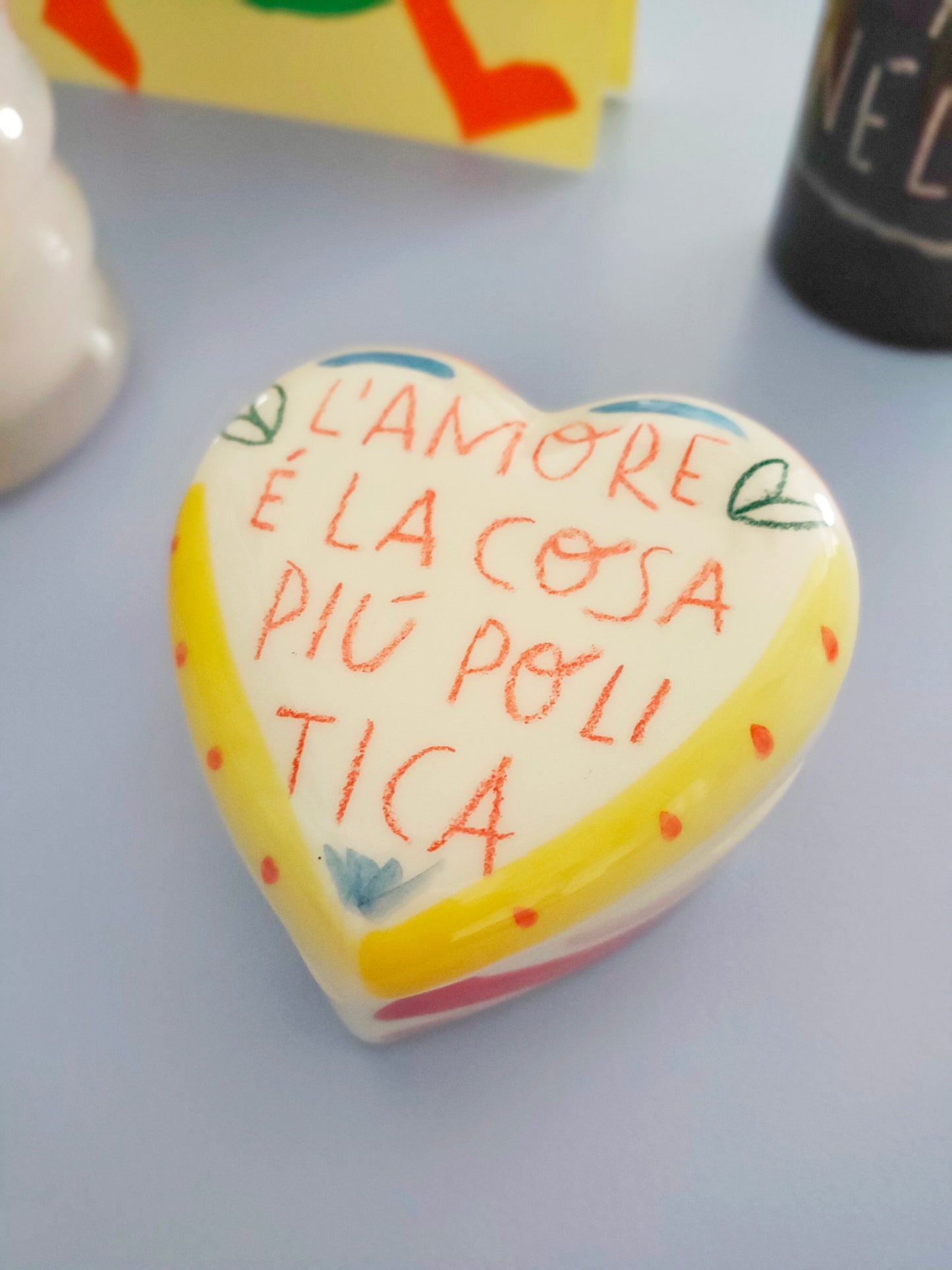 Cofanetto "L'Amore è la cosa più Politica!" dipinto a mano.